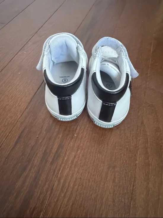 Footmates Kids White High-Top Sneakers with Black Star Accent - Picture 4 of 4